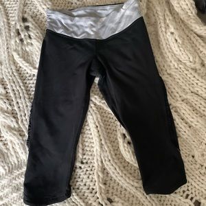 Lululemon cropped legging with back pocket detail